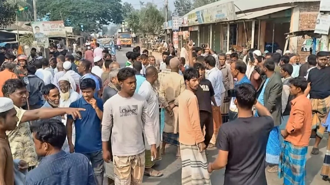 জামালপুরে সার না পেয়ে মহাসড়ক অবরোধ করে কৃষকদের বিক্ষোভ